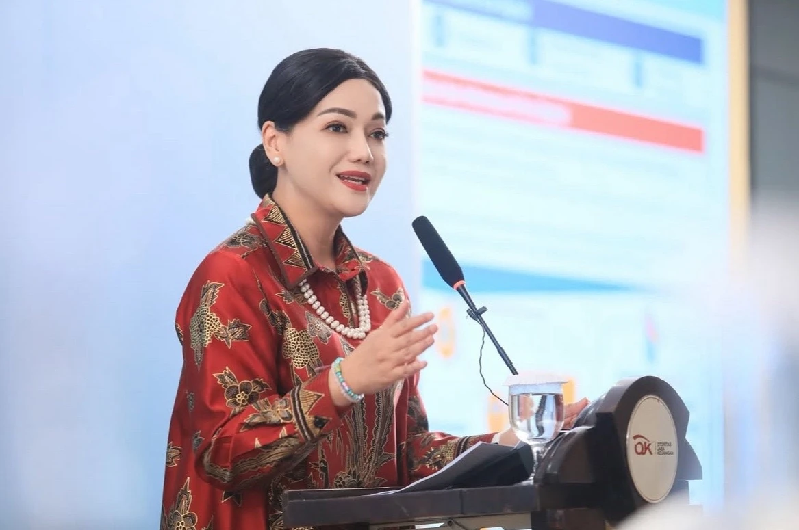 Pejabat sementara Ketua dan Wakil Ketua Dewan Komisioner OJK, Friderica Widyasari Dewi, menyebut pasar keuangan RI relatif terjaga saat konflik Iran-Israel-AS berkat reformasi free float, transparansi UBO, dan penguatan integritas pasar. Foto: IG @fridericawidyasari