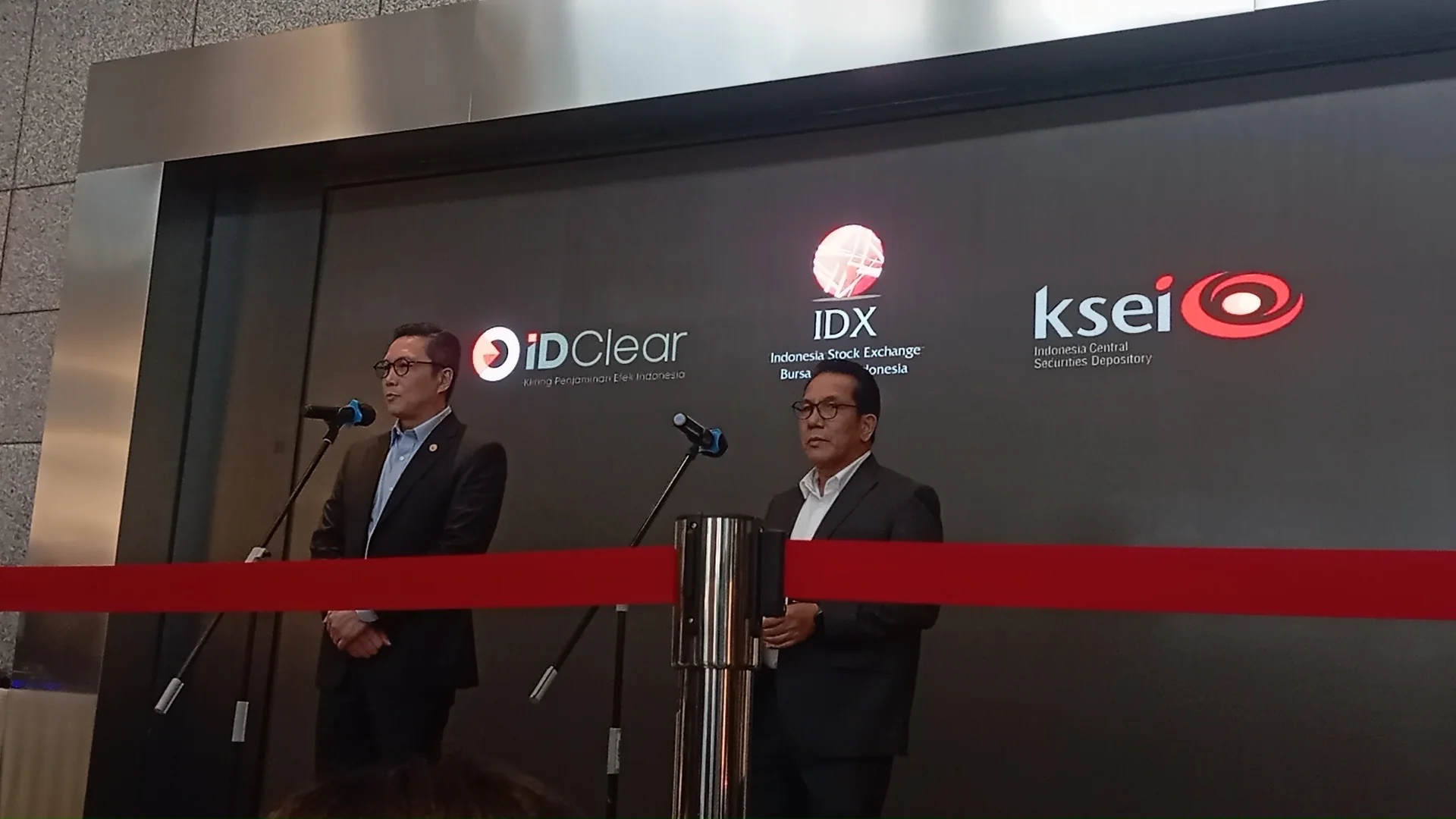 Dari kiri: Pjs Direktur Utama BEI Jeffrey Hendrik dan Direktur Utama KSEI Samsul Hidayat dalam konferensi pers di Gedung BEI, Jakarta Selatan, Selasa, 3 Maret 2026. Desty Luthfiani/KabarBursa.com