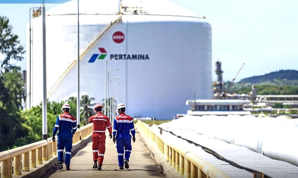 Pekerja berjalan di area fasilitas LNG Arun milik PGN, Subholding Gas Pertamina, yang tengah direvitalisasi untuk memperkuat infrastruktur dan keandalan operasi