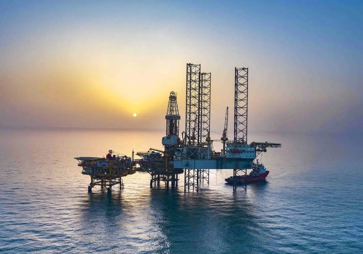 Kiwoom memperingatkan risiko shock energi jika harga minyak Brent tembus USD100 per barel, berpotensi menekan inflasi, rupiah, dan IHSG. Foto: Dok. Xinhua