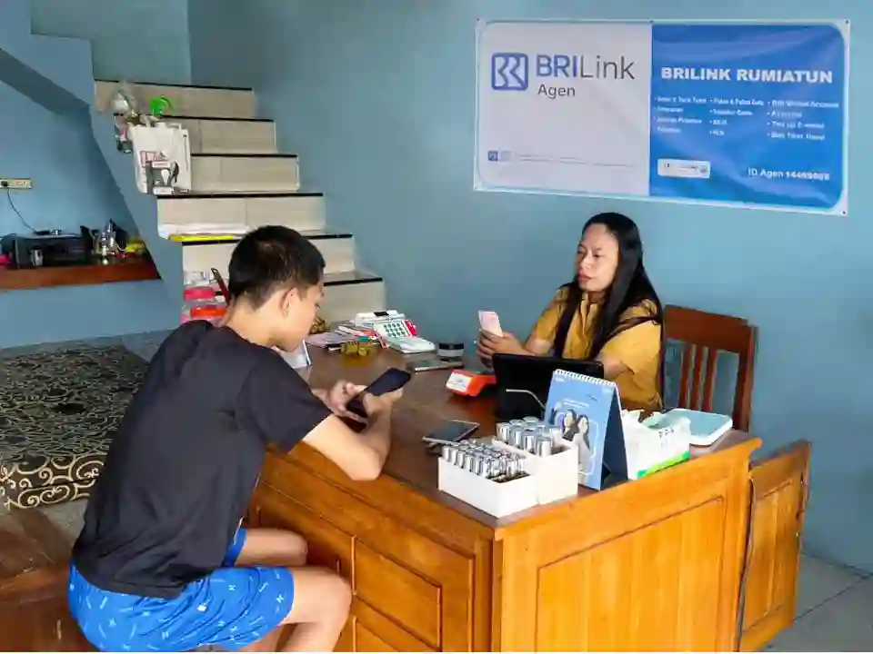 Dari kios pupuk, Rumiatun jadi andalan layanan keuangan di desa setelah menjadi agen BRILink. Foto: dok. BRI