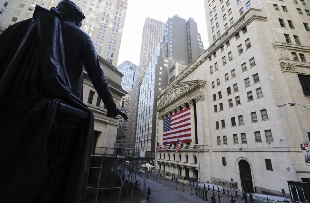 Wall Street bangkit saat perang Iran memicu volatilitas pasar. S&P 500, Dow Jones, dan Nasdaq naik setelah harga minyak mereda. Foto: Dok. Xinhua