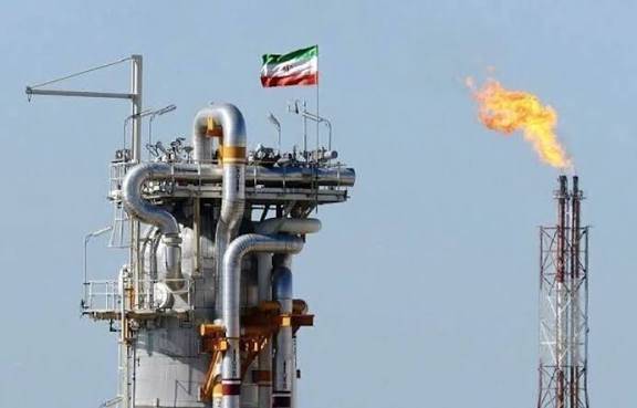 Konflik AS–Iran melumpuhkan Selat Hormuz lima hari, menahan ratusan kapal dan mengancam pasokan minyak serta gas dunia. Foto: dok KabarBursa.com