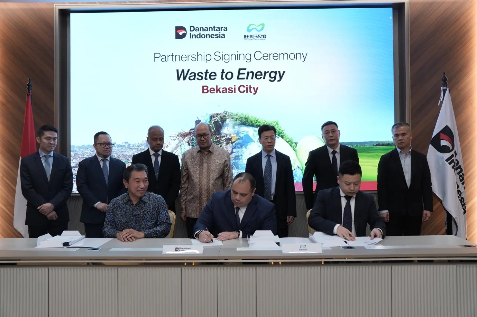 Kepala Investasi Danantara Indonesia Pandu Sjahrir (tengah depan) menandatangani dokumen kerja sama proyek Waste to Energy Bekasi City bersama mitra operator internasional dalam seremoni penandatanganan kemitraan di Jakarta, Jumat, 6 Maret 2026. Foto: Dok. Danantara Indonesia