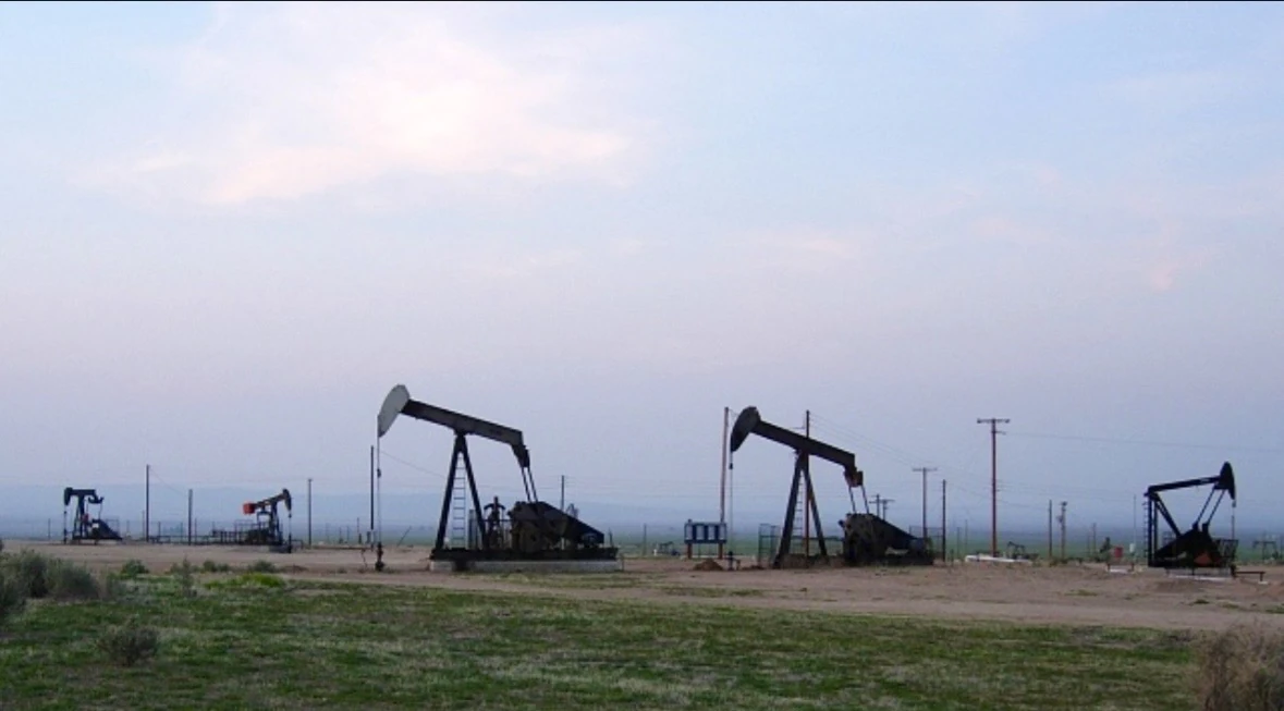 Deretan sumur minyak beroperasi saat senja di Bakersfield, California. Produksi minyak bumi tidak hanya terdapat di California Selatan dan Central Valley, tetapi juga tersebar di wilayah Bay Area. Foto: Kqed.org