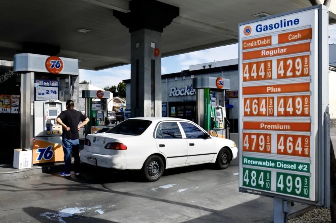 Perang AS–Israel dengan Iran mendorong harga minyak dunia di atas USD90 per barel dan membuat harga BBM di Amerika melonjak tajam. Foto: NYT