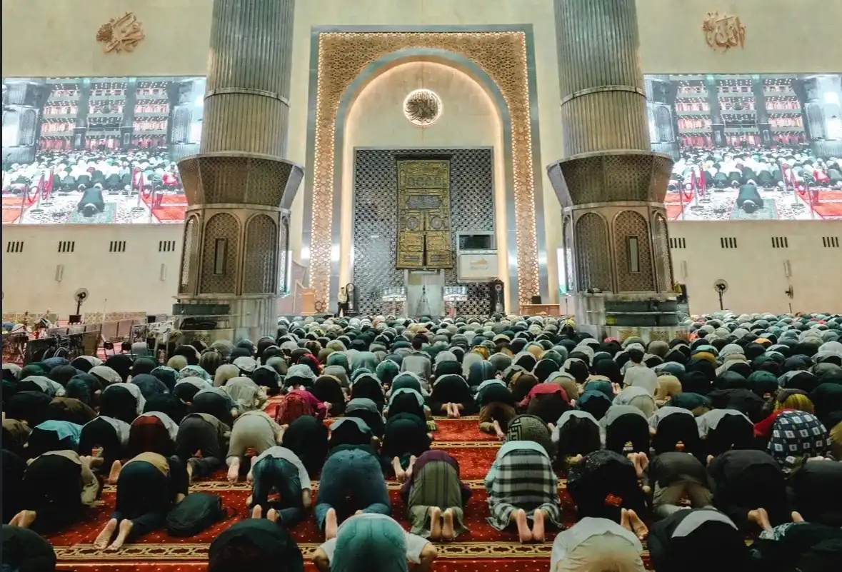 Kedubes UEA menyalurkan donasi Rp1,59 miliar untuk hampir 30 ribu paket takjil jamaah Masjid Istiqlal selama Ramadan 1447 Hijriah. Foto: IG @waseems_way