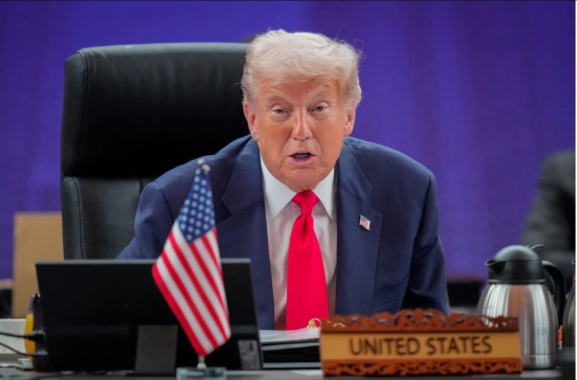 Trump menolak negosiasi perang Iran dan mengisyaratkan konflik baru berakhir jika militer serta kepemimpinan Teheran dilumpuhkan. Foto: pbs.org