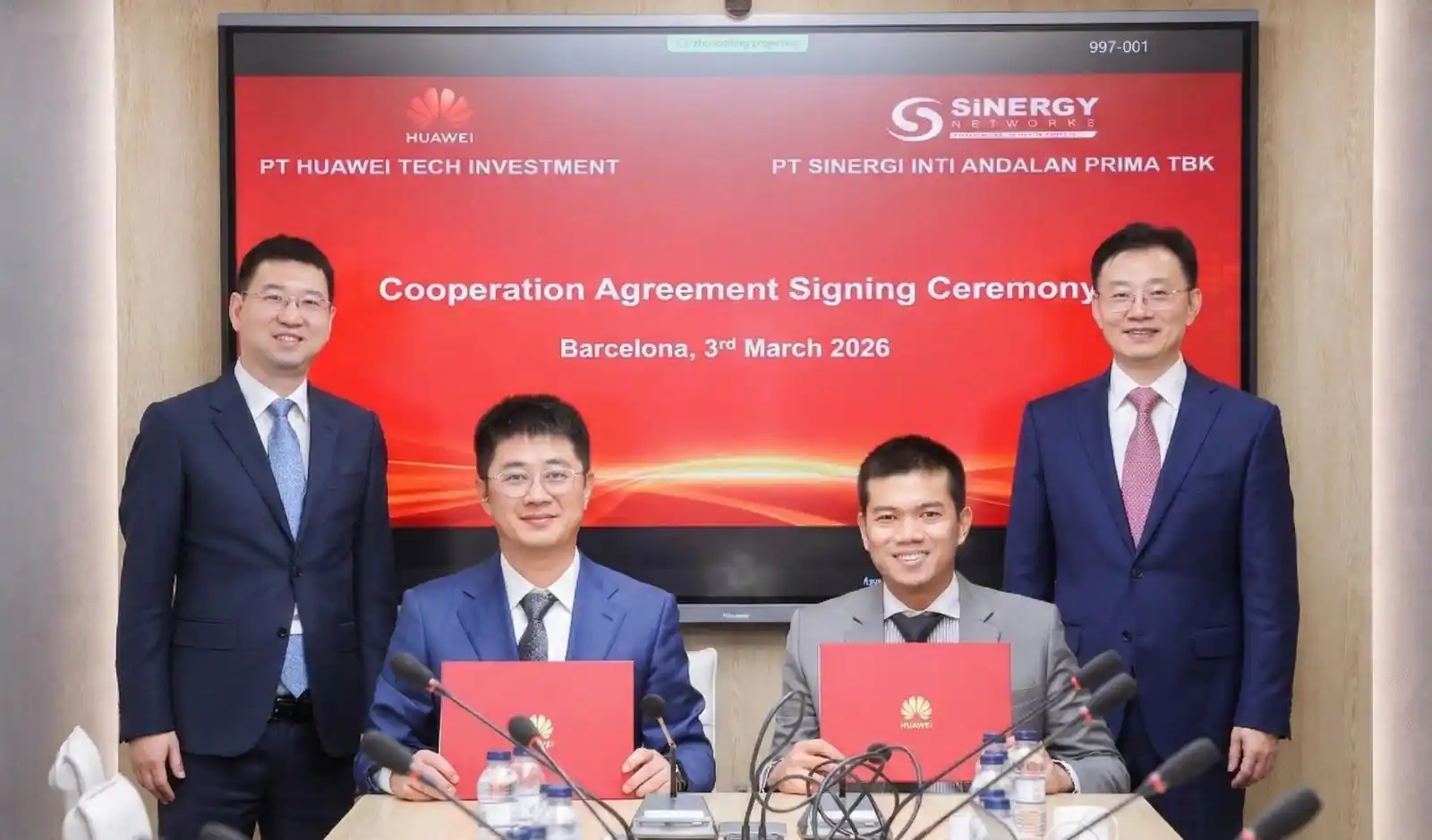 Caption foto: Du Yang, CEO Huawei Indonesia Enterprise Business Group dan Muhammad Arif , CEO PT Sinergi Inti Andalan Prima Tbk (Sinergy Networks/INET), bersama menandatangani Perjanjian Kerangka Kerja Sama Strategis antara Sinergy Networks dan Huawei pada ajang Mobile World Congress 2026 di Barcelona. Dok INET