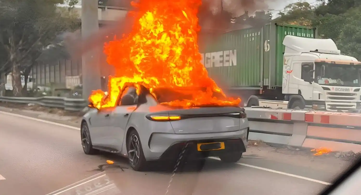 Mobil listrik BYD Seal terbakar bikin heboh. Ternyata penyebabnya gara-gara power bank. Foto: CarNewsChina