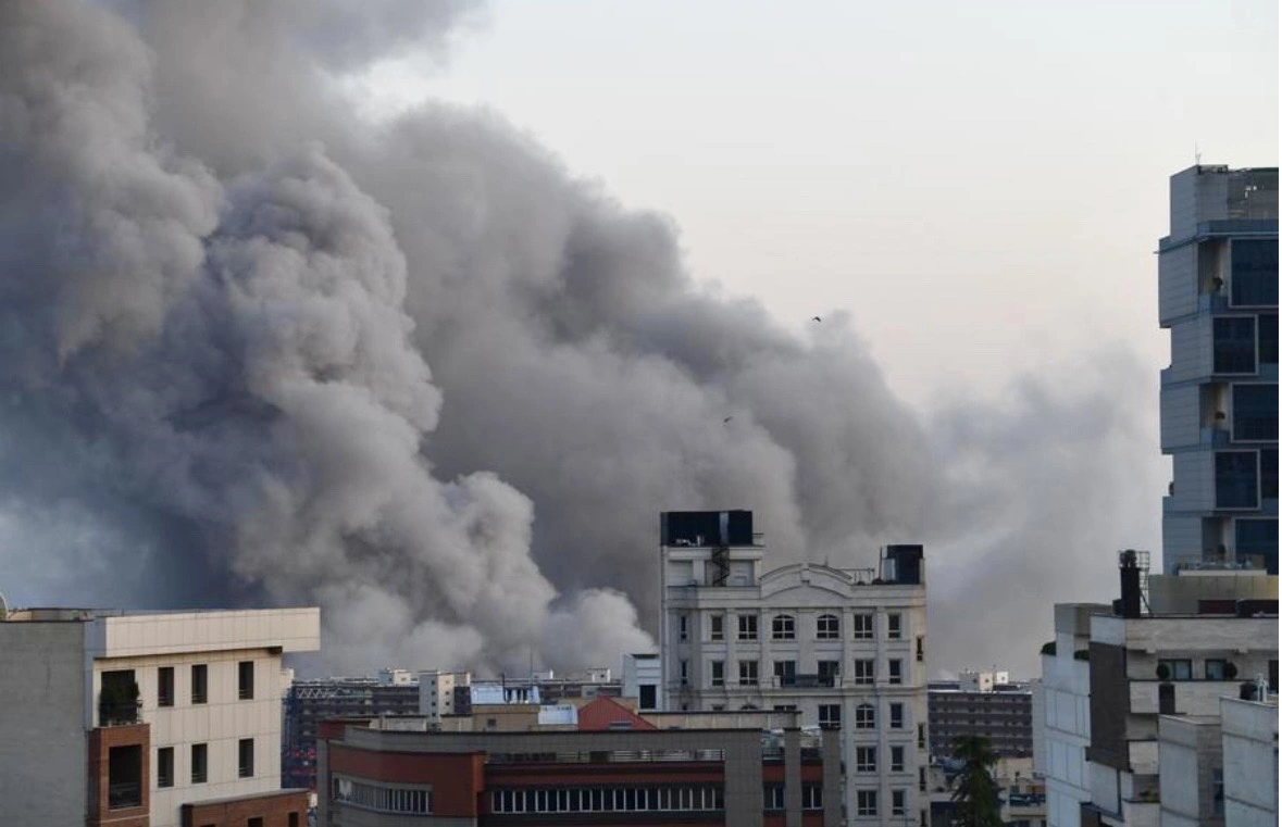 Kepulan asap membumbung usai sebuah ledakan di Tehran, Iran, Jumat, 6 Maret 2026. Harga minyak menembus USD100 per barel akibat konflik geopolitik. Stockbit menilai pergerakan IHSG berpotensi mengikuti pola yang terjadi saat perang Rusia–Ukraina pada 2022. Foto: Dok. Xinhua