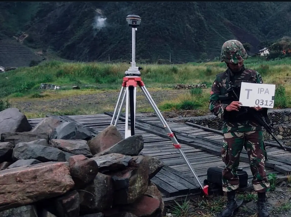 TNI melakukan pengukuran dan pemetaan lahan menggunakan perangkat survei yang diproduksi PT Geoprima Solusi Tbk (GPSO). Foto: IG @south_targetyoursuccess