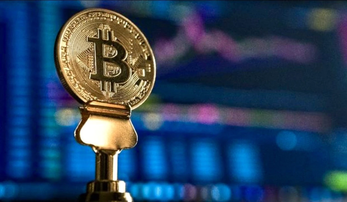 Bitcoin naik sekitar 7 persen sejak perang Iran pecah dan mengungguli emas serta saham global, didorong perdagangan kripto yang berjalan 24 jam. Photo by André François McKenzie on Unsplash.