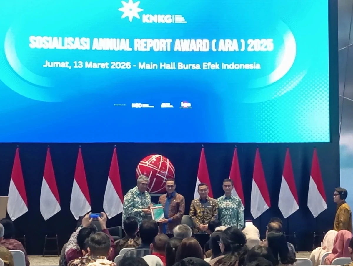 Anggota Dewan Komisioner OJK Hasan Fawzi menyampaikan sambutan dalam sosialisasi Annual Report Award (ARA) 2025 di Main Hall BEI, Jakarta, Jumat, 13 Maret 2026. Acara ini juga dihadiri Ketua Umum Komite Nasional Kebijakan GovernanceMardiasmo dan Deputi Koordinasi Pengelolaan dan Pengembangan Usaha BUMN Ferry Irawan. Desty Luthfiani/ KabarBursa.com