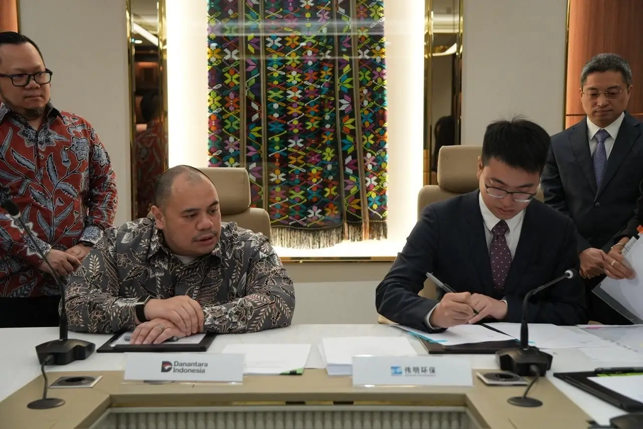 Chief Investment Officer Danantara Indonesia Pandu Sjahrir (kiri) menyaksikan penandatanganan kerja sama dengan perwakilan Zhejiang Weiming Environment Protection Co., Ltd. terkait proyek pengolahan sampah menjadi energi listrik atau PSEL di Bogor Raya, Jakarta, Jumat 13 Maret 2026. Foto: Dok. Danantara