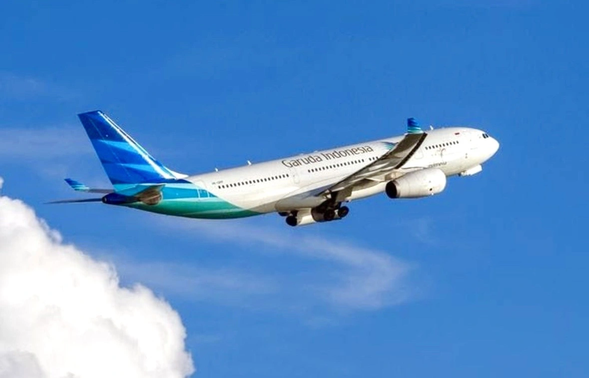 Mudik udara Lebaran 2026 diproyeksi turun menjadi 4,98 juta penumpang. Pemerintah beri diskon tiket pesawat hingga 18 persen. Foto: Shutterstock