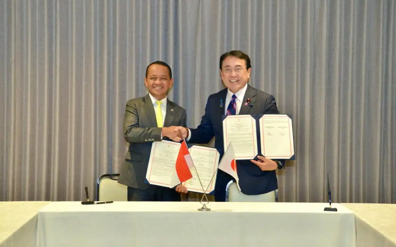 Menteri Energi dan Sumber Daya Mineral (ESDM) Bahlil Lahadalia dengan Menteri Ekonomi, Perdagangan, dan Industri (METI) Jepang, Ryosei Akazawa  (Foto: Dok. Kementerian ESDM)