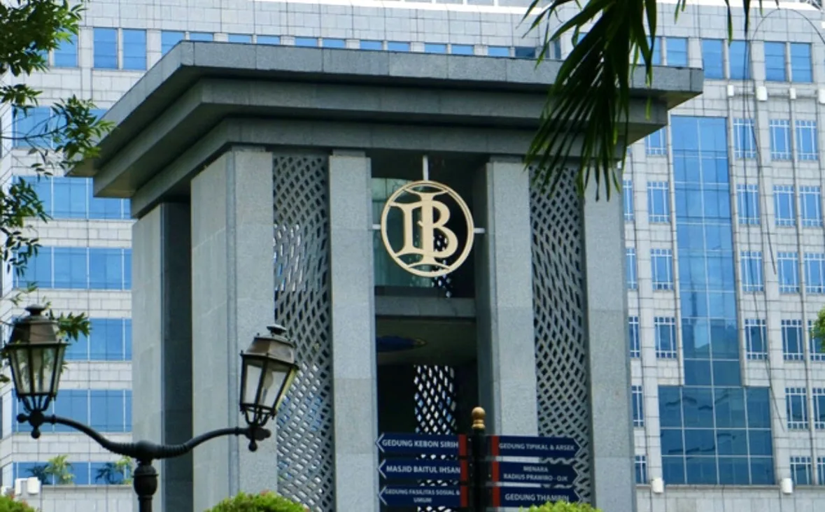 BI menahan suku bunga dan menghapus sinyal kebijakan, memicu ketidakpastian pasar di tengah tekanan rupiah dan arus modal asing. Foto: Shutterstock