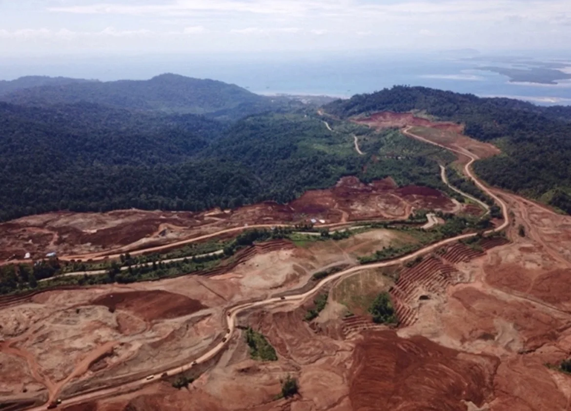 Penambangan nikel di areal hutan di sisi jalan trans Sulawesi, antara Desa Bete Bete dan Desa Tangofa di Morowali, Sulawesi Tengah. Foto: AEER.