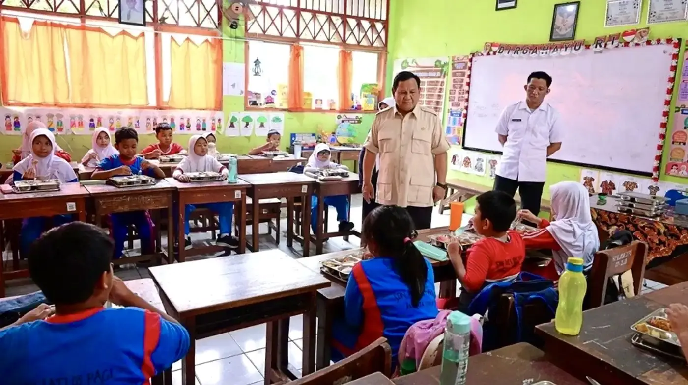 Presiden Prabowo Subianto meninjau pelaksanaan program Makan Bergizi Gratis (MBG) di salah satu sekolah, yang menjadi bagian dari upaya pemerintah meningkatkan kualitas gizi dan sumber daya manusia. MBG Rp335 triliun memunculkan dilema antara pemerataan dan ketepatan sasaran, di tengah tantangan stunting dan implementasi di lapangan. Foto: Dok. Kemensetneg.