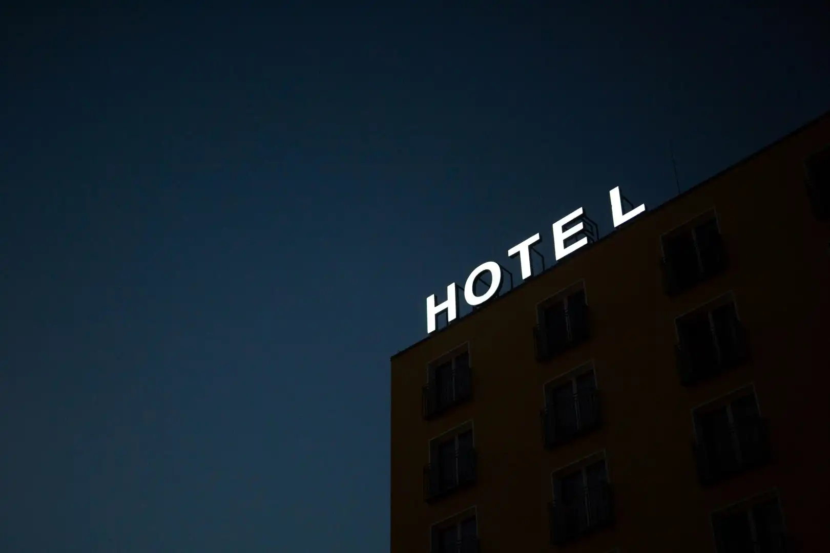 Ilustrasi sebuah tulisan hotel di atas gedung. (Foto: Unsplash/Marten Bjork)