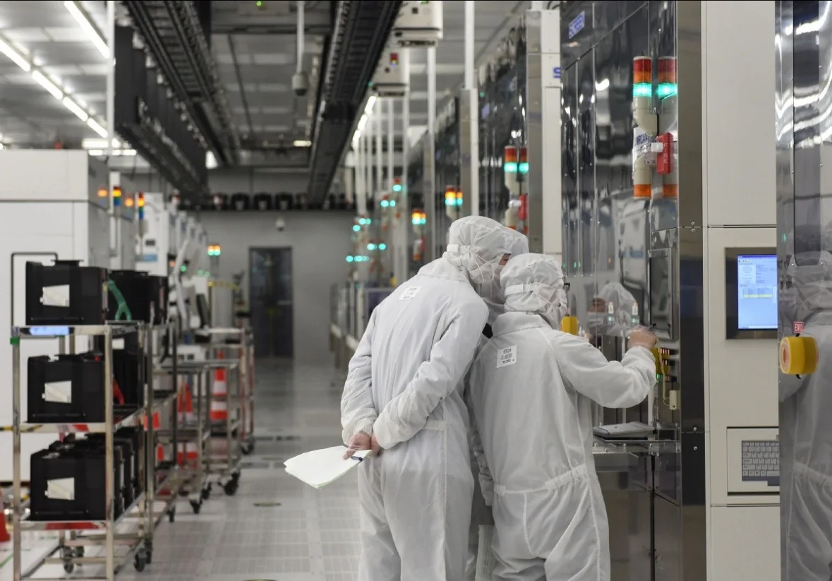 Teknisi dari Semiconductor Manufacturing International Corp memeriksa fasilitas perusahaan di Beijing. Foto: Dok. Xinhua
