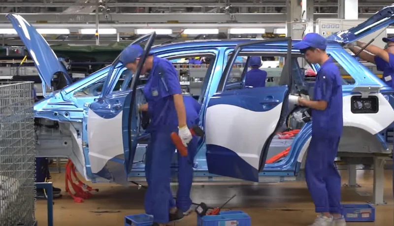 Ilustrasi pemangkasan 100 ribu karyawan BYD. Foto: Carscoops.