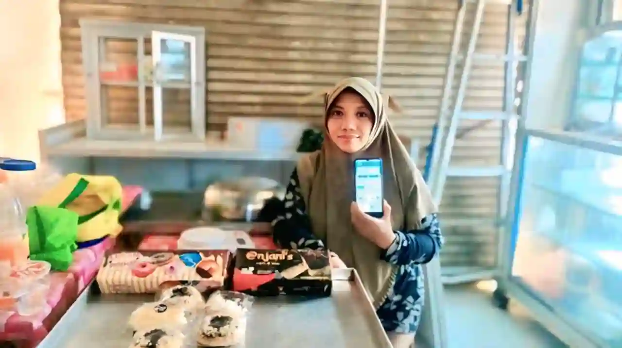 Program PNM Mekaar dari BRI Group bawa usaha kue rumahan ini tumbuh pesat. Foto: dok. BRI