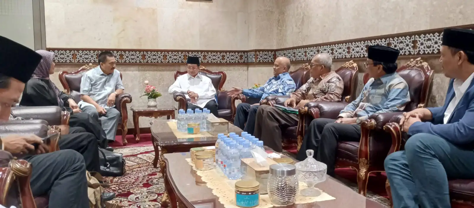  Pengurus Pusat Ikatan Saudagar  Muslim Indonesia (ISMI) dipimpin Ketua Umum (Ilham Habibie; kanan baju batik) dan Bendahara Umum ISMI Andi Yusran Paris (kiri Menag) diterima Menteri Agama sekaligus Imam Besar Masjid Istiqlal, Senin siang jelang Ashar, 6 April 2026.