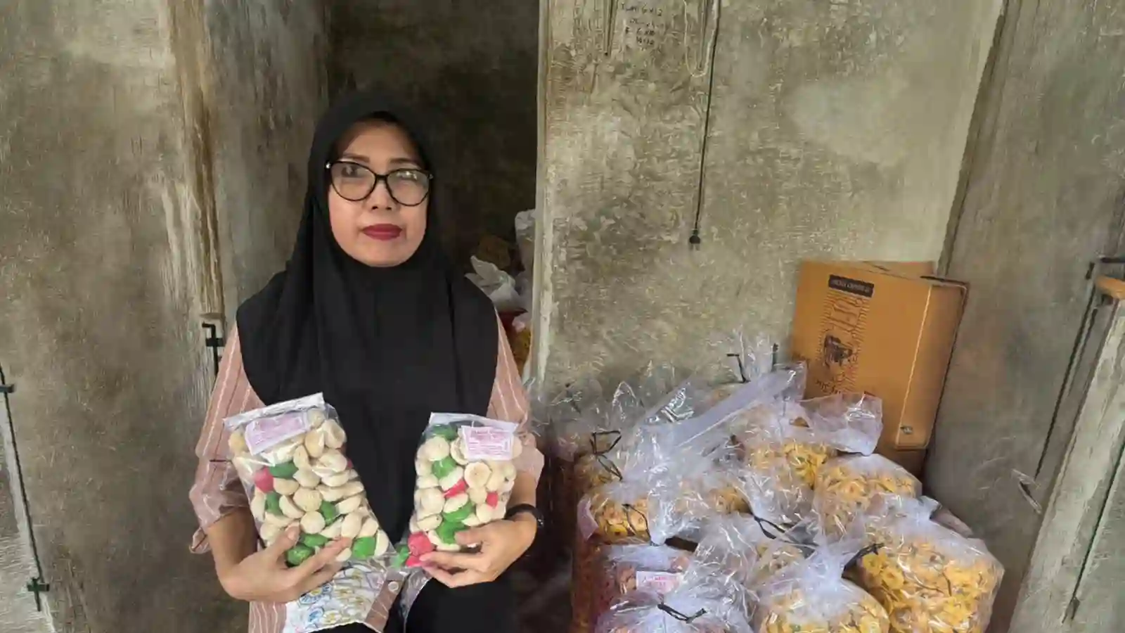UMKM kue kering milik Yulianti mampu melejit setelah didukung layanan BRI. Foto: dok. BRI