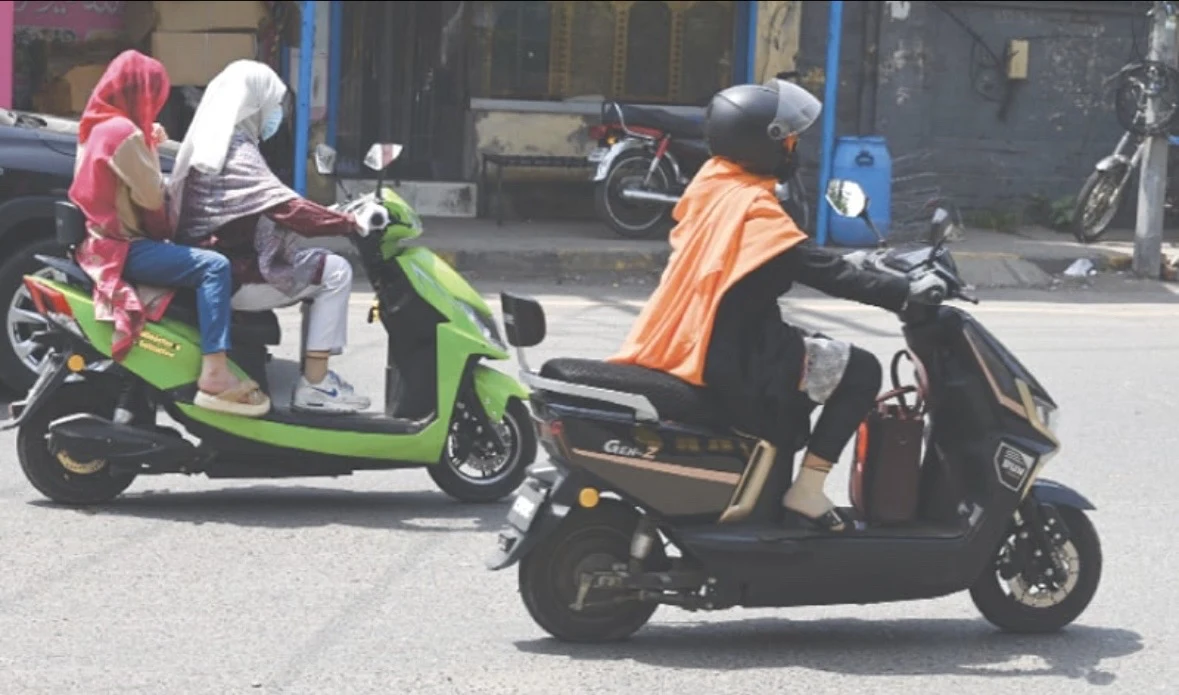 Ilustrasi: Krisis minyak global picu lonjakan motor listrik di Pakistan, warga beralih dari bensin akibat harga naik dan kekhawatiran pasokan. Foto: Dok. White Star.