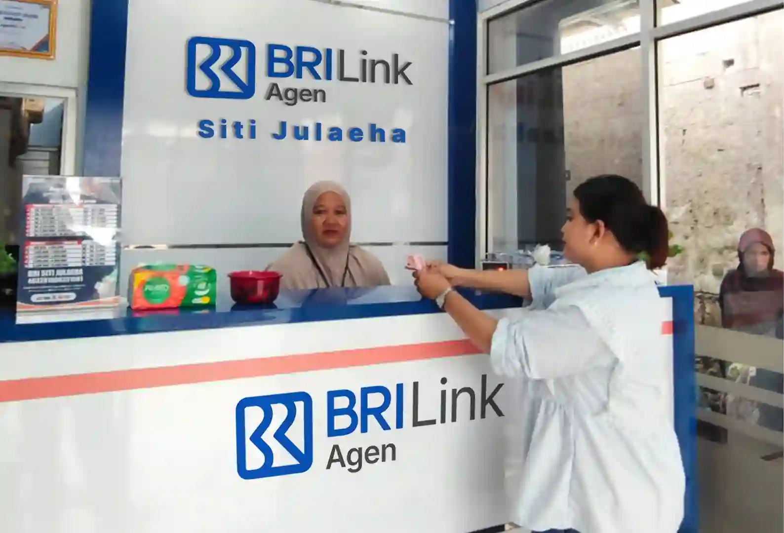 Dari warung dederhana, usaha Siti Julaeha mampu naik kelas jadi agen BRILink berkat dukungan BRI Group. Foto: dok. BRI