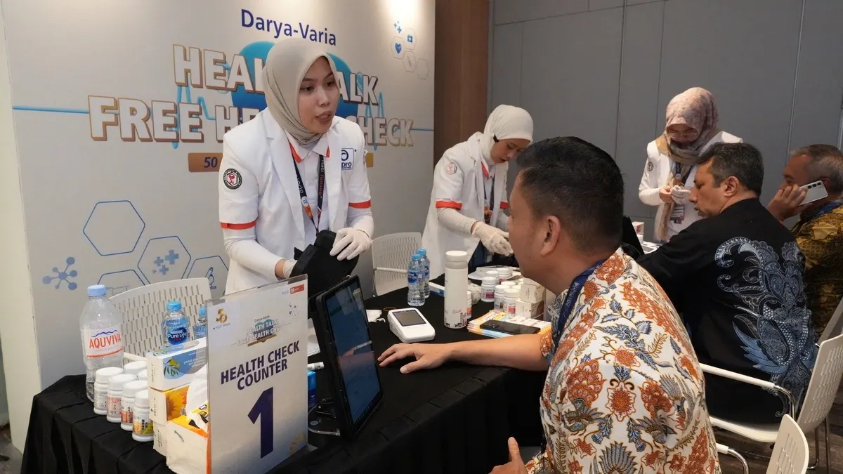 Petugas kesehatan melakukan pemeriksaan kepada warga dalam program cek kesehatan gratis yang digelar PT Darya-Varia Laboratoria Tbk di Jakarta, Selasa, 7 April 2026. Program ini menjadi bagian dari perayaan 50 tahun perusahaan sekaligus upaya mendorong kesadaran deteksi dini penyakit melalui layanan preventif. Foto: Dok. DVLA