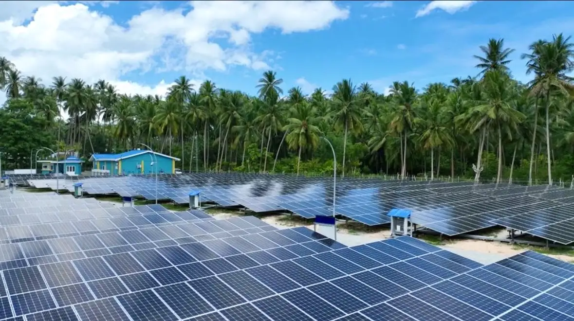 Pembangkit Listrik Tenaga Surya (PLTS) di Kepulauan Selayar, Sulawesi Selatan, yang dibangun oleh PLN sebagai upaya memperluas akses listrik di wilayah kepulauan dan mendukung transisi energi bersih di daerah terpencil. Foto: Dok. PLN