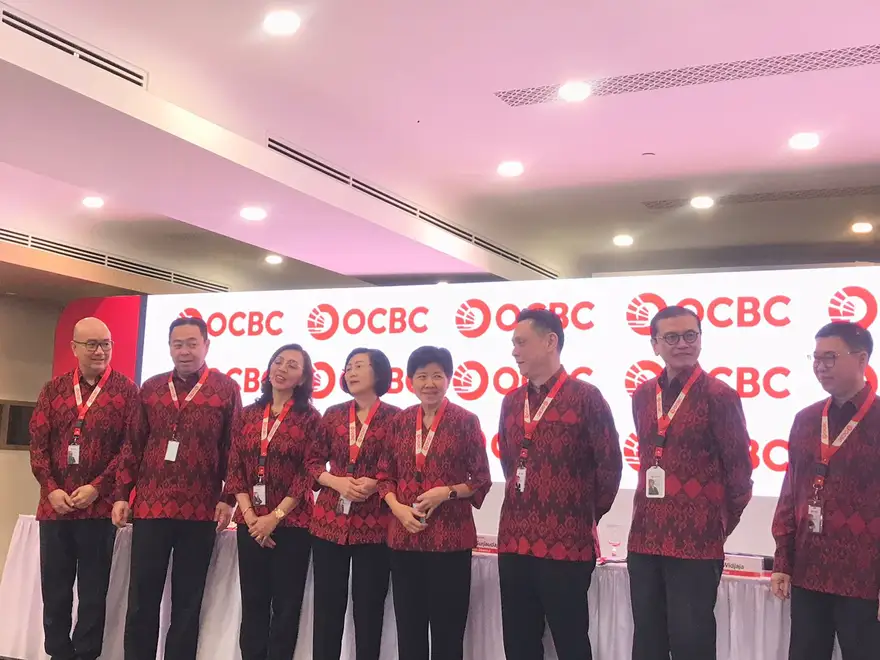 Direktur Utama PT Bank OCBC NISP Tbk, Parwati Surjaudaja (tengah) dan jajaran direksi saat mengumumkan penetapan dividen dalam pemaparan publik ekspose di Gedung OCBC, Kuningan, Jakarta Selatan pada Kamis, 9 April 2026. Desty Luthfiani/KabarBursa.com