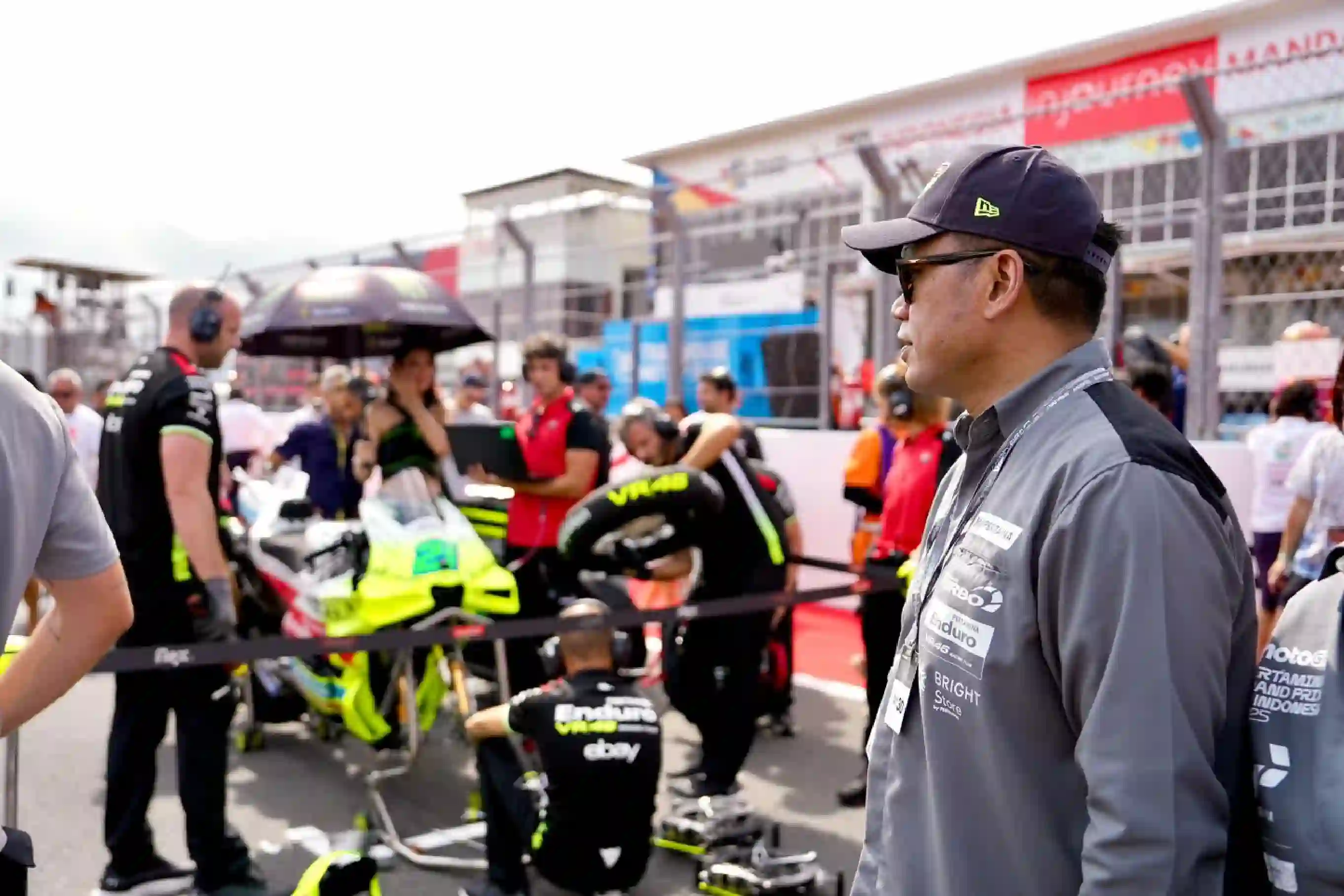 Dirut Pertamina Simon Aloysius Mantiri kunjungi paddock VR46 Racing Team di MotoGP Mandalika. Foto: dok. Pertamina