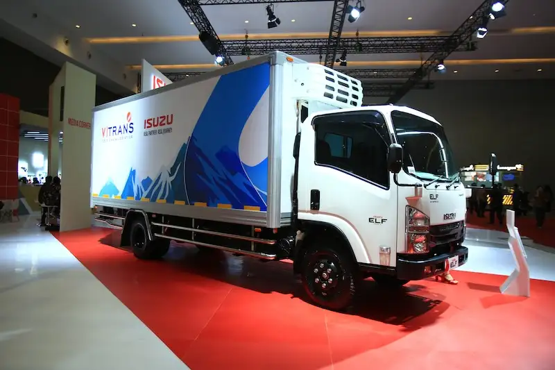 Isuzu ELF Refrigerator yang tampil di ajang GIICOMVEC 2026. Foto: dok Isuzu.
