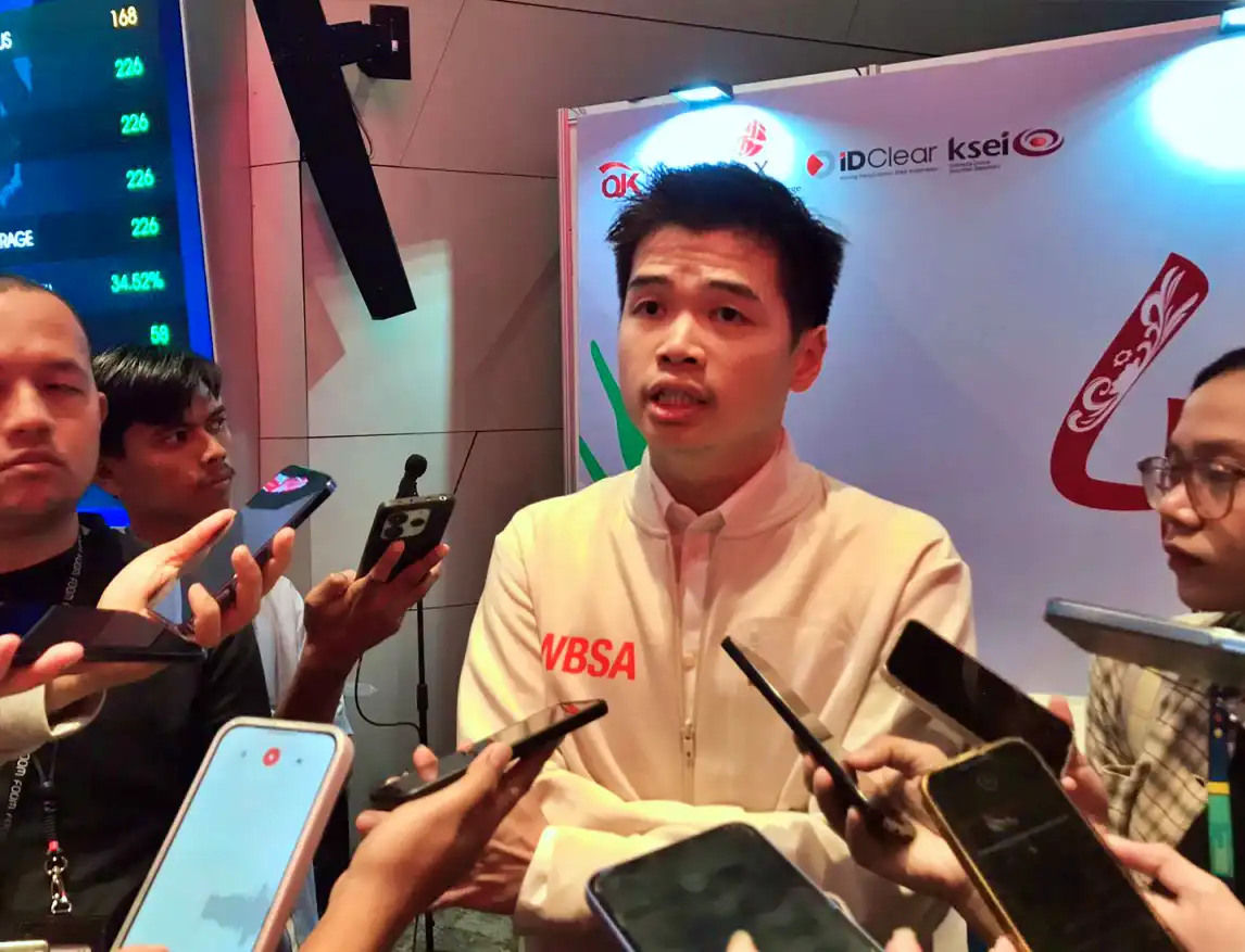 Direktur Utama BSA Logistics (WSBA), Edwin Wibowo di Main Hall BEI, Jakarta pada Jumat, 10 April 2026 pasca seremonial melantai di pasar modal. (Foto: Kabarbursa.com/Desty Luthfiani)