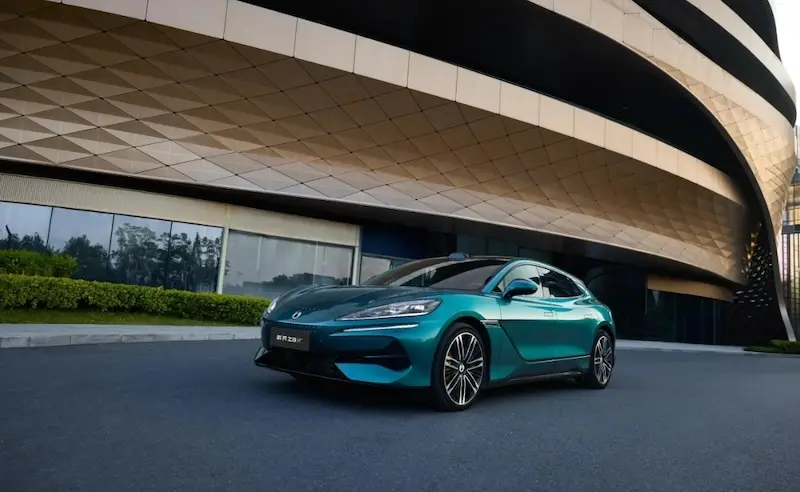 Denza Z9 GT dijual di Eropa. Cas baterai sembilan menit, jarak tempuh hingga 1.036 km. Foto: Auto In China