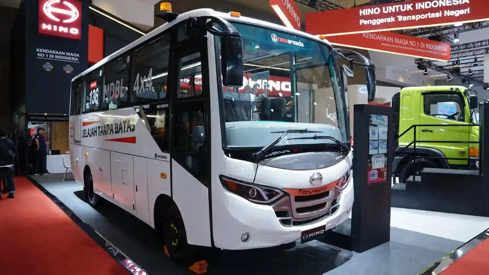 Hino Bus 136 MDBL 4x4 dirancang untuk mobil angkutan karyawan di medan berat seperti pertambangan sampai perkebunan. Foto: HMSI