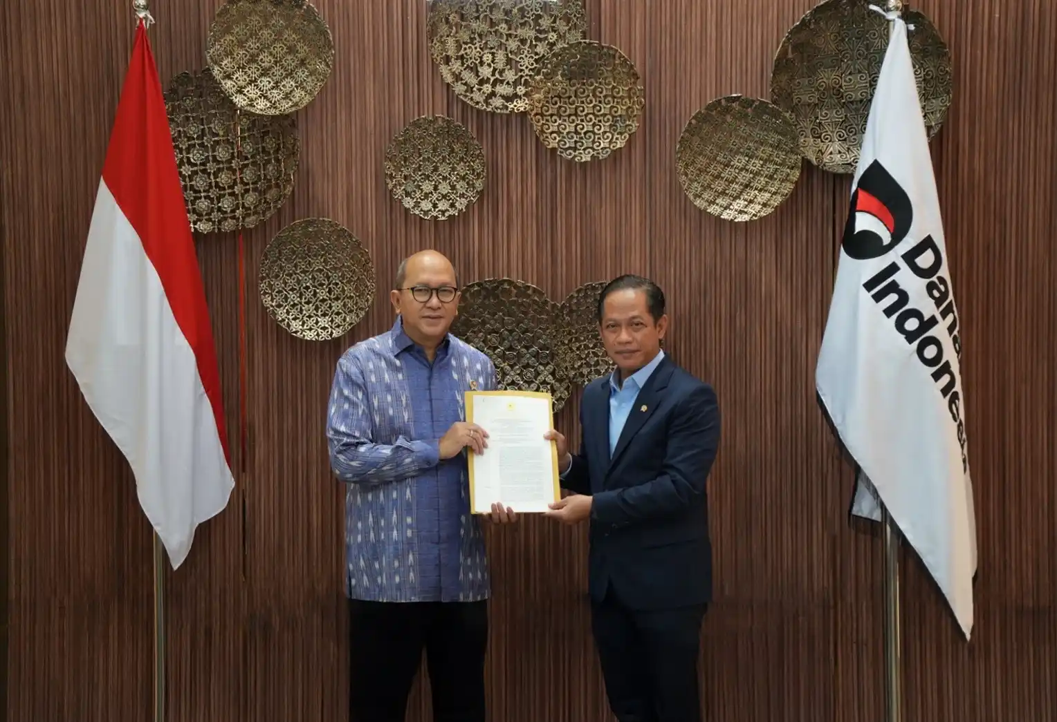 Menteri Lingkungan Hidup/Kepala Badan Pengendalian Lingkungan Hidup Hanif Faisol Nurofiq (kanan) bersama CEO Danantara Indonesia Rosan Roeslani (kiri) menunjukkan dokumen hasil koordinasi percepatan proyek Pengolahan Sampah menjadi Energi Listrik (PSEL) di Wisma Danantara, Jakarta, Selasa, 14 April 2026. Foto: Dok. Danantara.
