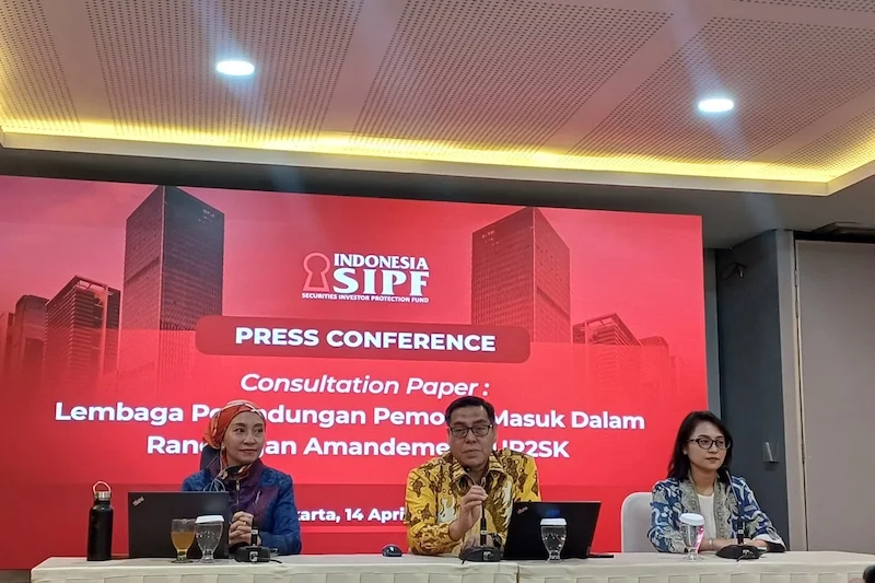 Dari kiri Direktur SIPF Dwi Shara Soekarno, Direktur Utama SIPF Gusrinaldi Akhyar dan Sekretaris Perusahaan Perlindungan Pemodal dan Hukum SIPF Inneke Kusuma Dewi di Ruang Seminar Gedung BEI, Jakarta pada Selasa, 14 April 2026. Foto: KabarBursa.com/Desty