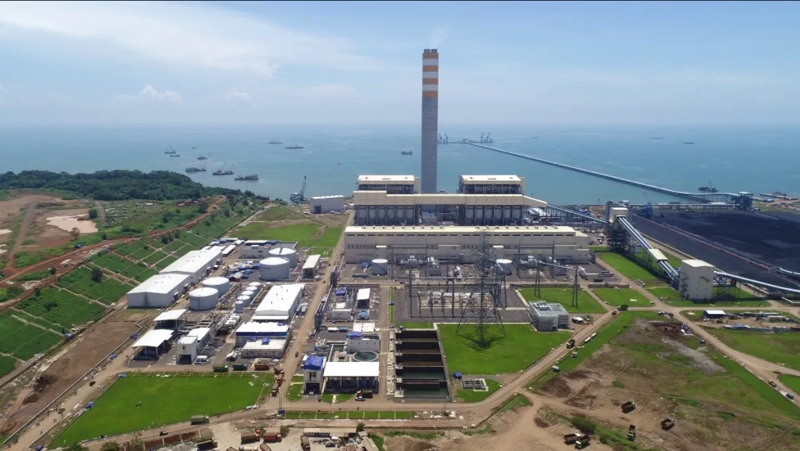 Foto udara fasilitas pembangkit dan kawasan industri milik PT AlamTri Resources Indonesia Tbk (ADRO) di kawasan pesisir. Perusahaan mulai mengintegrasikan efisiensi energi dan hilirisasi sebagai bagian dari strategi keberlanjutan di tengah dominasi bisnis batu bara. Foto: Dok. ADRO.
