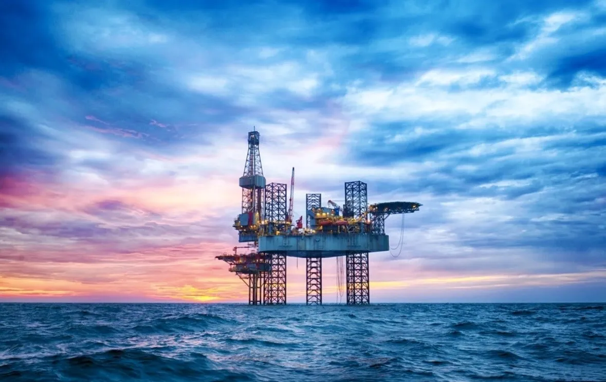 IEA sebut pasar minyak anomali, permintaan turun tapi harga tetap naik akibat gangguan pasokan global dan konflik Timur Tengah. Foto: Dok. Xinhua