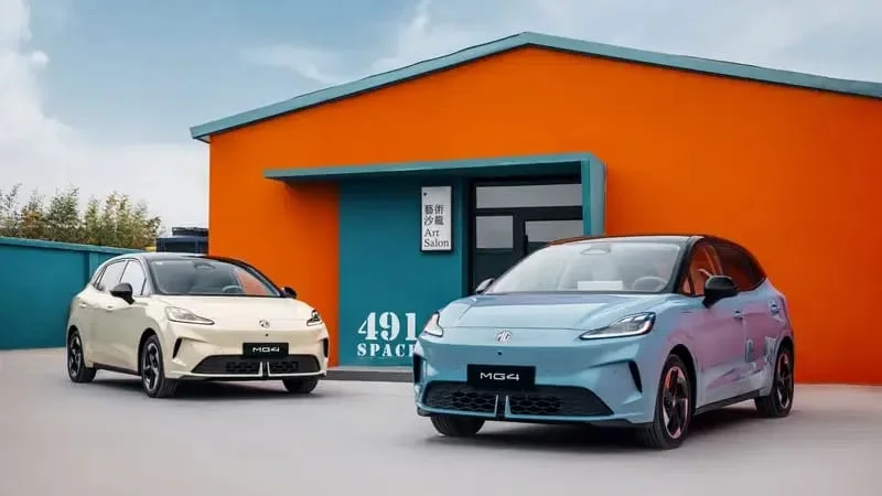 Mobil listrik MG 4 terbaru resmi meluncur dengan banyak ubahan. Tawarkan fitur canggih, AI, hingga pengecasan baterai Fast Charging 3C. Foto: Yiche