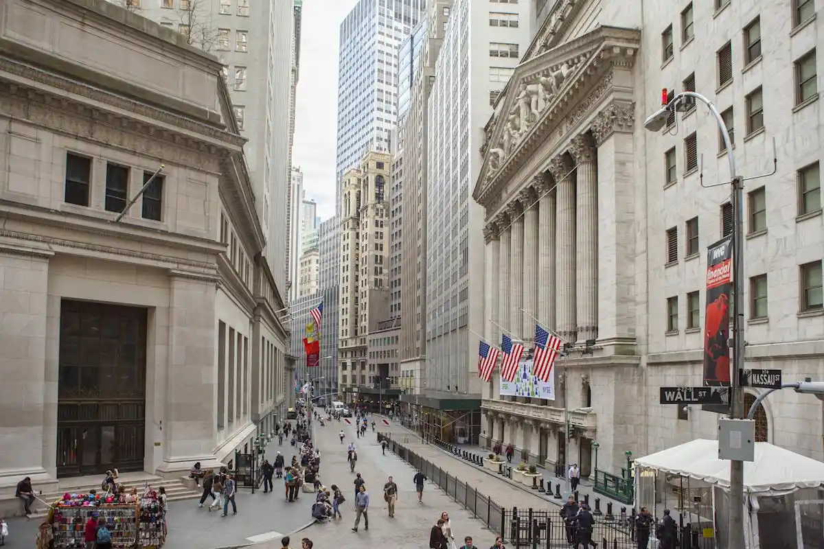 Seluruh indeks Wall Street bergerak di zona hijau pasca pengumuman dibukanya Selat Hormuz. (Foto: New York City)