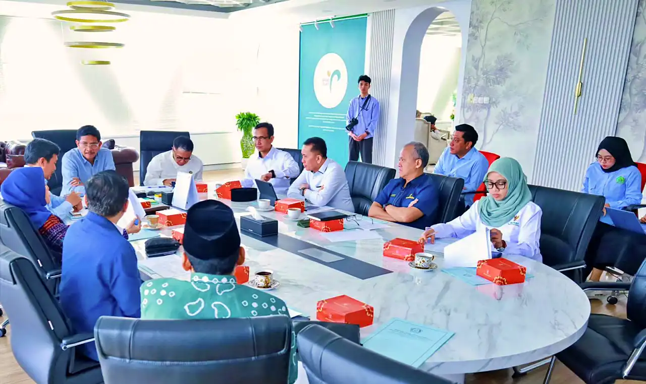 Baznas RI menerima Keppres untuk memperkuat peran strategis zakat nasional. (Foto: Dok. Baznas RI)