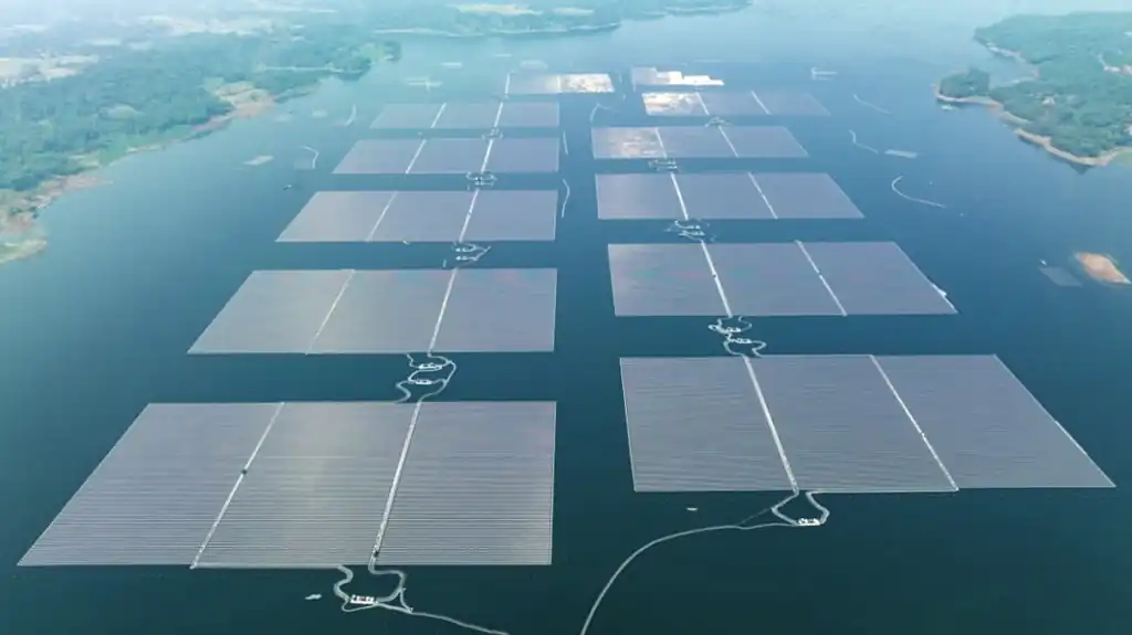 Pembangkit Listrik Tenaga Surya Terapung di Waduk Cirata, Jawa Barat, yang dikembangkan oleh PLN dan Masdar. Proyek ini menjadi PLTS terapung terbesar di Asia Tenggara dengan kapasitas awal 145 megawatt (MW), sekaligus simbol dorongan Indonesia dalam transisi menuju energi bersih. Foto: Dok. Kementerian ESDM.