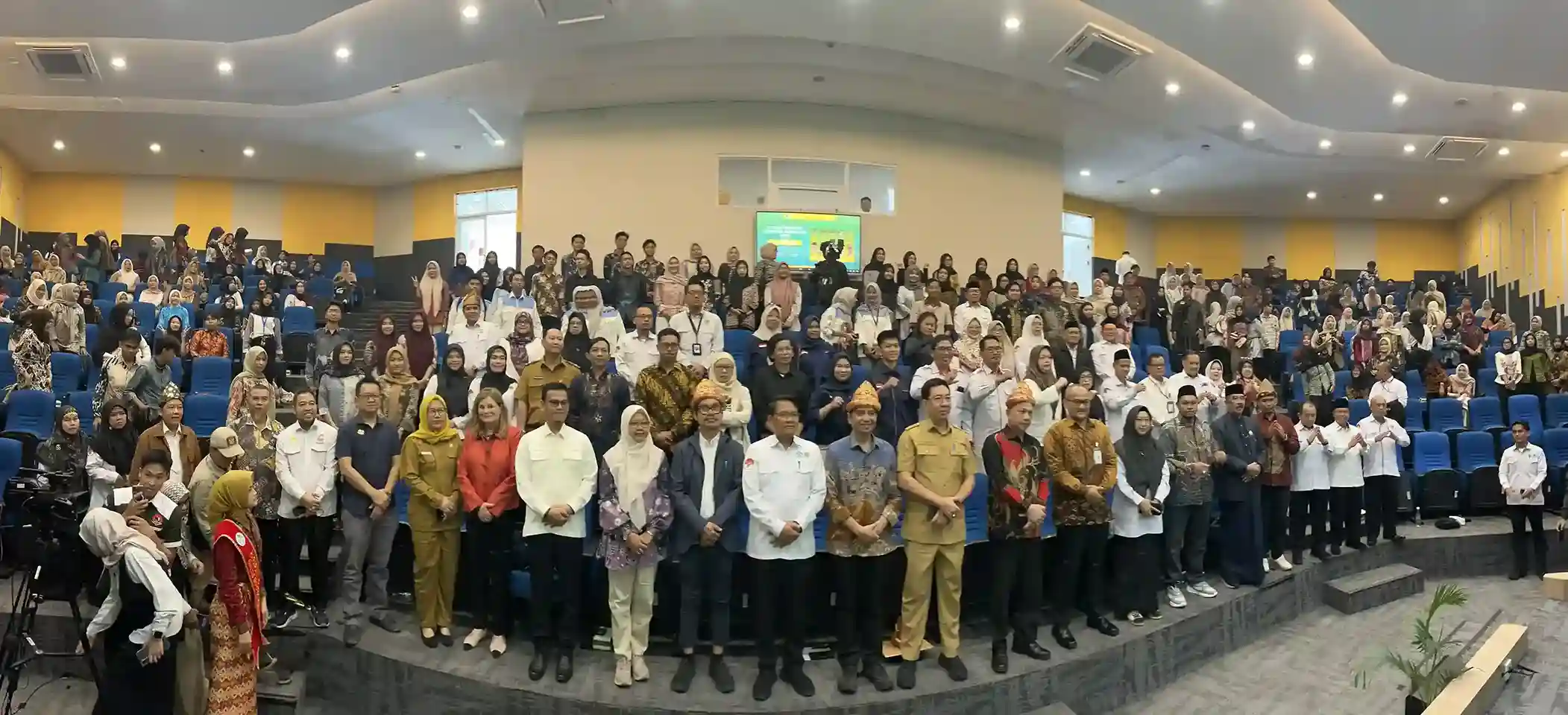 Para pembicara dan peserta foto bersama di Forum Ekonomi Regional Sumatera 2026