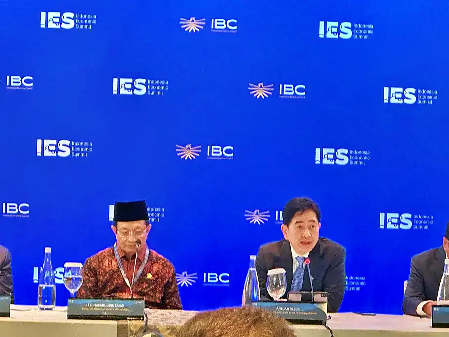 Ketua Dewan Pembina Indonesian Business Council (IBC) Arsjad Rasjid (kanan) bersama Menteri Agama Nasaruddin Umar (kiri) dalam sesi Multilateral Business Roundtable B57+ pada Indonesia Economic Summit (IES) 2026 di Jakarta, Rabu, 4 Februari 2026. (Foto: Kabarbursa.com/Alpin Pulungan)